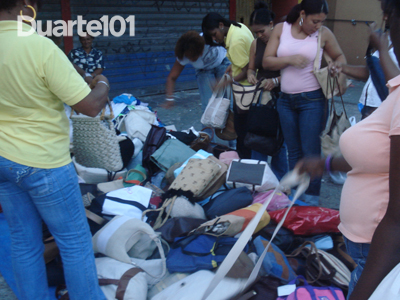 Mujeres comprando carteras
