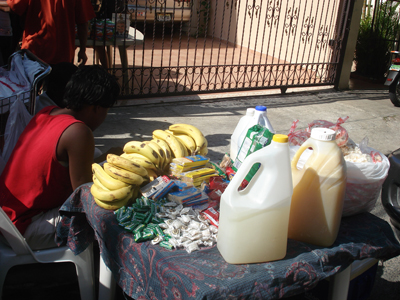 Puesto improvisado de frutas y variedades