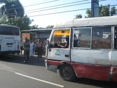 Gente esperando transporte