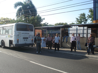 Gente esperando transporte