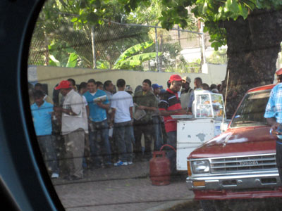 Venduteros en el Centro de Votación