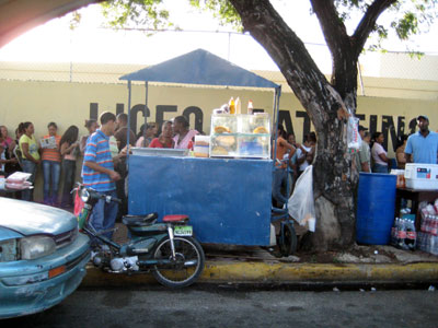 Venduteros en el Centro de Votación