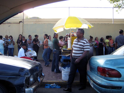 Venduteros en el Centro de Votación