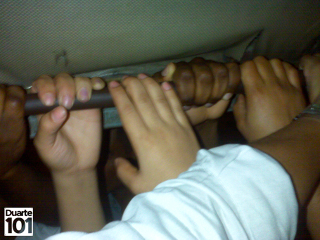 Dentro de una guagua pública